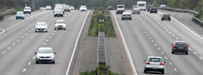 Geblitzt auf der Autobahn? Neben einem Bußgeld drohen unter Umständen Punkte in Flensburg sowie ein Fahrverbot.