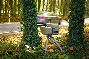 Wurden Sie geblitzt auf einer Landstraße, dann sollte die Radarfalle nicht zu nah an Verkehrsschildern stehen