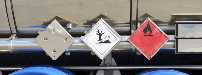 Für einen Gefahrgut-Lkw ist die Kennzeichnung der geladenen Güter entsprechend der Gefahrgutverordnung verpflichtend.