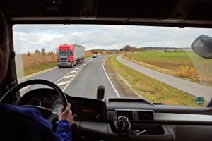 Zulässige Geschwindigkeit für LKW: Auf der Landstraße spielt das Gewicht eine Rolle.