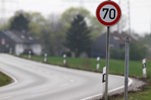 Die Geschwindigkeitsbegrenzung außerhalb geschlossener Ortschaften kann je nach Kfz variieren.