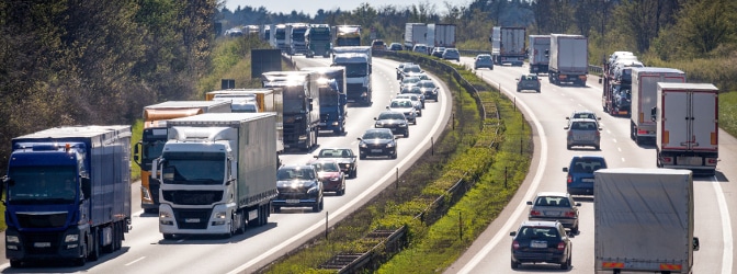 Welche Geschwindigkeitsbegrenzung gilt für Bus, Lkw, Pkw und Co. auf deutschen Verkehrswegen?