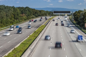 Eine Geschwindigkeitsmessung durch Nachfahren wird meist auf der Autobahn vorgenommen.