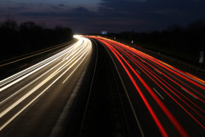 Achten Sie auf die Verkehrszeichen, sonst kommt es zur Geschwindigkeitsüberschreitung auf der Autobahn.