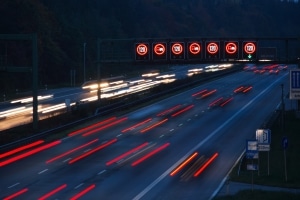 Geschwindigkeitsüberschreitung in Österreich: Auf der Autobahn liegt das Tempolimit bei 130 km/h. 