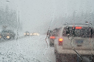  Gewitter: Autofahren kann dabei zu einer Nervenprobe werden.