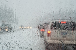 Gewitter: Autofahren kann dabei zu einer Nervenprobe werden.