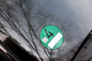 Eine grüne Plakette erhalten in Frankreich unter anderem Elektroautos.