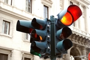 Wie verhalte ich mich an einer Ampel? In der Grundschule vermittelt die Verkehrserziehung diese Grundlage.