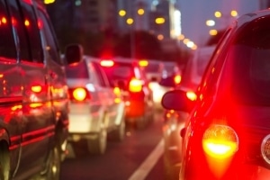 Haftung beim Überholen auf der Gegenfahrbahn: Auch Fahrer auf der Vorfahrtstraße kann eine Mitschuld treffen.