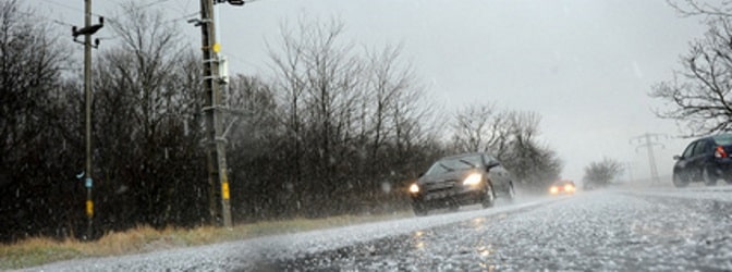 Geraten Sie in einen Sturm mit Hagel, sollten Sie das Auto schnell in Sicherheit bringen – sonst droht ein Hagelschaden.