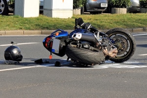 Kommt es zum Unfall und ein Unfallgegner begeht Fahrerflucht, kann dieser ein halbes Jahr Fahrverbot bekommen.