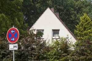 Sie dürfen keine eigenen Schilder im Halteverbot aufstellen, sondern müssen offizielle Verkehrsschilder mieten.