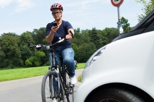 Wer sein Handy auf dem Fahrrad bedient, gefährdet sich selbst und andere.