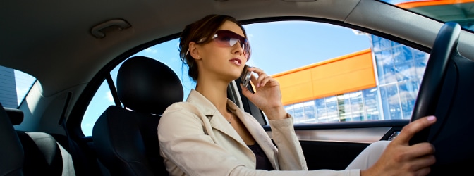 Hielten Sie beim Autofahren das Handy in der Hand, können ein Bußgeld und ein Punkt in Flensburg drohen.