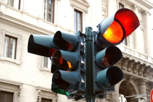 Nutzung vom Handy: Eine rote Ampel gestattet das nicht - auch wenn der Motor abgeschaltet ist.