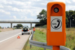 Hilfe auf der Autobahn erhalten Sie auch bei solchen Notrufsäulen.