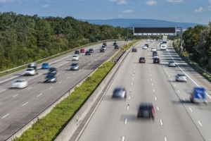 Drohende Hitzeschäden auf Autobahnen machen vorübergehend neue Tempolimits notwendig.