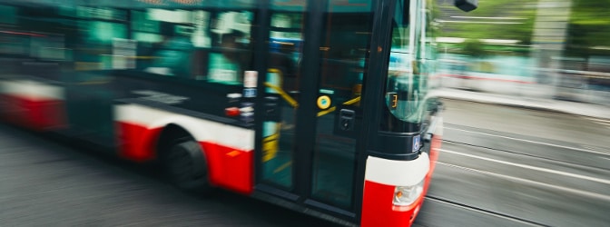 Mit welcher Höchstgeschwindigkeit darf ein Bus unterwegs sein? Es gelten verschiedene Regeln, wenn unterschiedliche Bedingungen erfüllt sind.