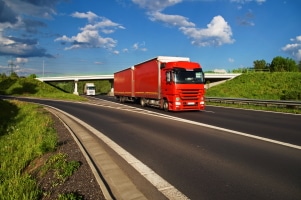 Die Höchstgeschwindigkeit in England für LKW richtet sich u. a. nach der Anzahl der Fahrspuren.