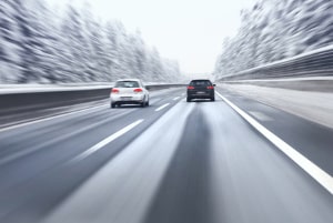 Höchstgeschwindigkeit im Winter: Mit Schneeketten sind 50 km/h das Maximum, bei Winterreifen gibt es keine gesonderte Beschränkung.