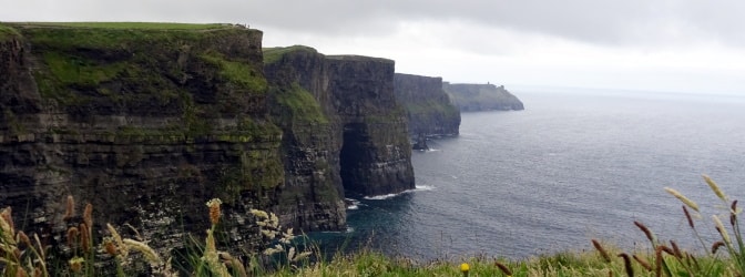 Mit dem Auto zu den Cliffs of Moher in Irland: Der Linksverkehr sollte Sie dabei nicht abschrecken!