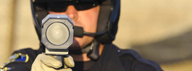 Die von Jenoptik entwickelte Laserpistole TraffiPatrol XR kommt bei der mobilen Geschwindigkeitsmessung zum Einsatz.