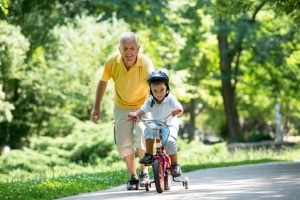 Eltern und Großeltern stellen für Kinder bei der Verkehrserziehung Vorbilder dar.