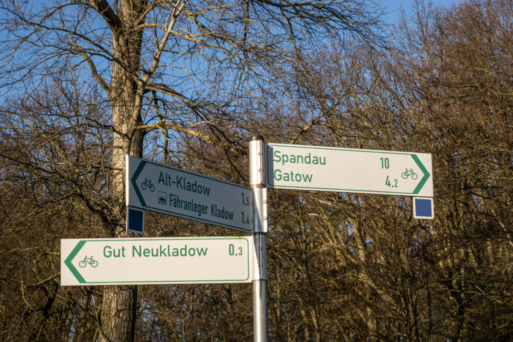 Die Knotenpunktwegweisung hilft Radfahrern oder Wanderern auf langen Touren. 