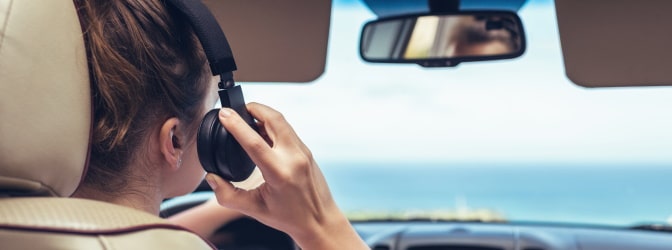 Darf man Kopfhörer beim Autofahren tragen?