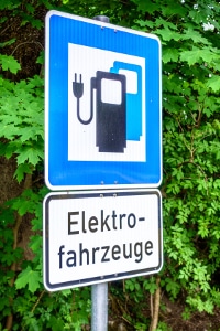 Kostenlos parken? Mit einem Elektroauto ist das häufig möglich.