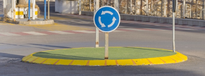 Worauf müssen Sie als Autofahrer in einem Kreisverkehr achten?