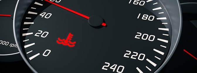 Was zeigt die Kühlmittel-Kontrollleuchte beim Auto an?
