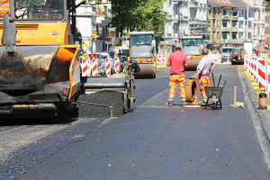 In Hanau soll ein künstliches Schlagloch gegen Raser in die Straße gebaut werden.