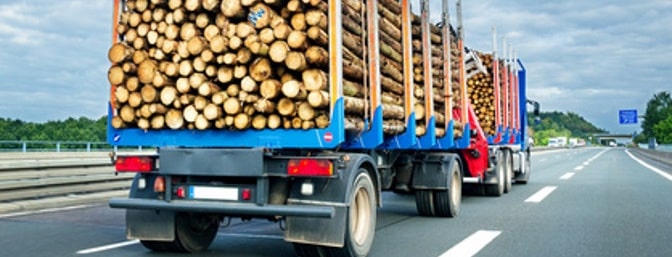 Wenn Ladung verloren geht, kommt es häufig zum Unfall. Vor allem wenn beispielsweise LKW mit einem schweren Anhänger beteiligt sind.