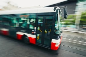 Lenkzeiten für Busfahrer: Reisebus- und Linienverkehr-Fahrer sind gleichermaßen von den Regelungen betroffen.