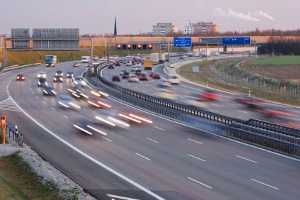 Unter bestimmten Voraussetzungen ist der Einsatz der Lichthupe auf der Autobahn erlaubt.