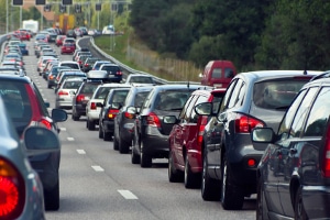 Fehlerpotential bei Lichtschranke mit Blitzer: Fahren mehrere Fahrzeuge nebeneinander, kann das zu Zuordnungsproblemen führen.