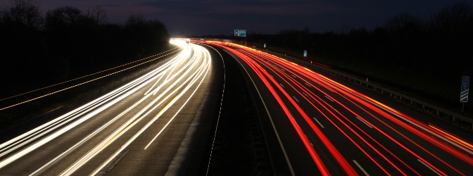 Es ist möglich Lichtschranken, an einen Blitzer gekoppelt, zur Geschwindigkeitsmessung zu verwenden.