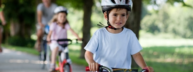 Richtig links abbiegen mit dem Fahrrad: Bereits die Grundschule vermittelt Kindern die wichtigsten Sicherheitsregeln.