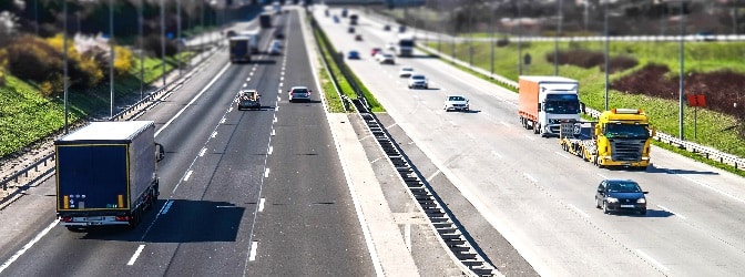 Linksverkehr kann ungeübte Fahrer vor einige Herausforderungen stellen.