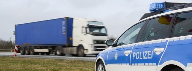 Ein Lkw-Durchfahrtsverbot dient in erster Linie zum Schutz der Anwohner vor Lärm und Abgasen.