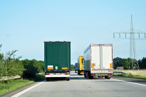 Liefern sich zwei Lkw ein Elefantenrennen, steigt das Unfallrisiko unweigerlich an.