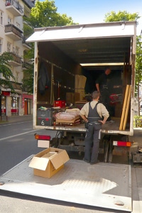 Ein Lkw-Fahrer muss nicht nur die Voraussetzung der richtigen Führerscheinklasse erfüllen. Bei betrieblicher Nutzung ist eine zusätzliche Grundqualifikation von Nöten