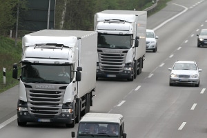 Auf der Autobahn gilt für Lkw regelmäßig ein Mindestabstand von 50 Metern.