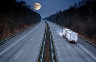 Der Lkw muss beim Nachtfahrverbot bestimmte Strecken in Deutschland meiden - die Autobahn ist davon jedoch nicht betroffen.