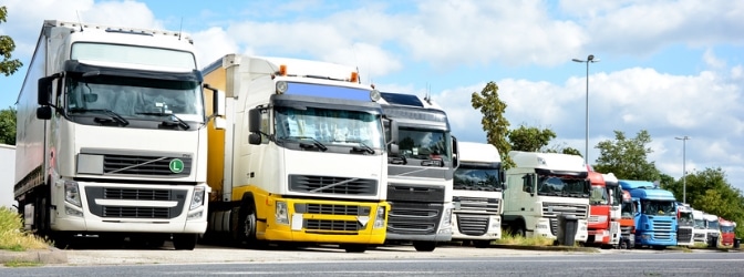 Speziell ausgewiesene Lkw-Parkplätze erlauben das Parken über längere Zeit.