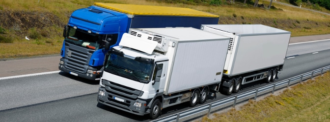 Als Lkw-Fahrer einen anderen Lkw überholen: Auf der Autobahn kann dies besonders gefährlich sein.