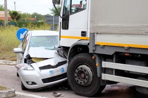 Missachten Sie mit dem Lkw ein Überholverbot, kann es schnell zum Unfall kommen.