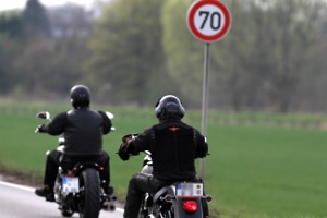 Das Messen der Geschwindigkeit mit einem Laser gestaltet sich bei einem Motorrad schwieriger.